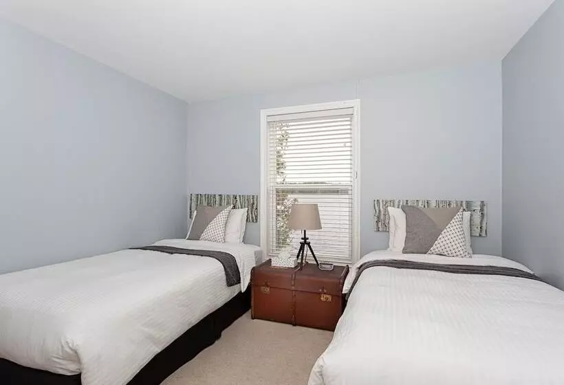 Lighthouse Motel & Cottages