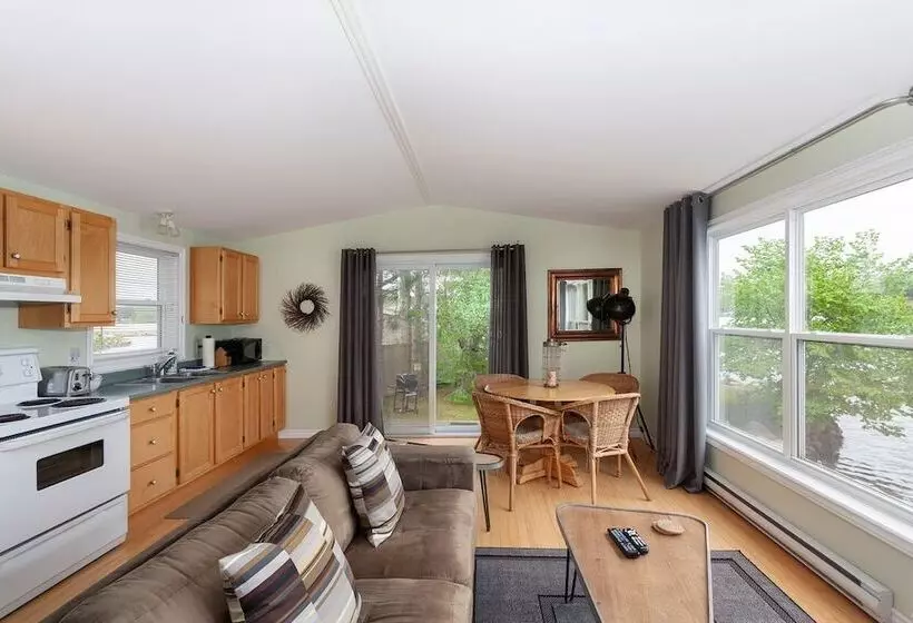 Lighthouse Motel & Cottages