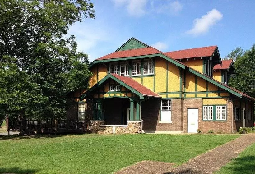 Little Rock Firehouse Museum & Hostel