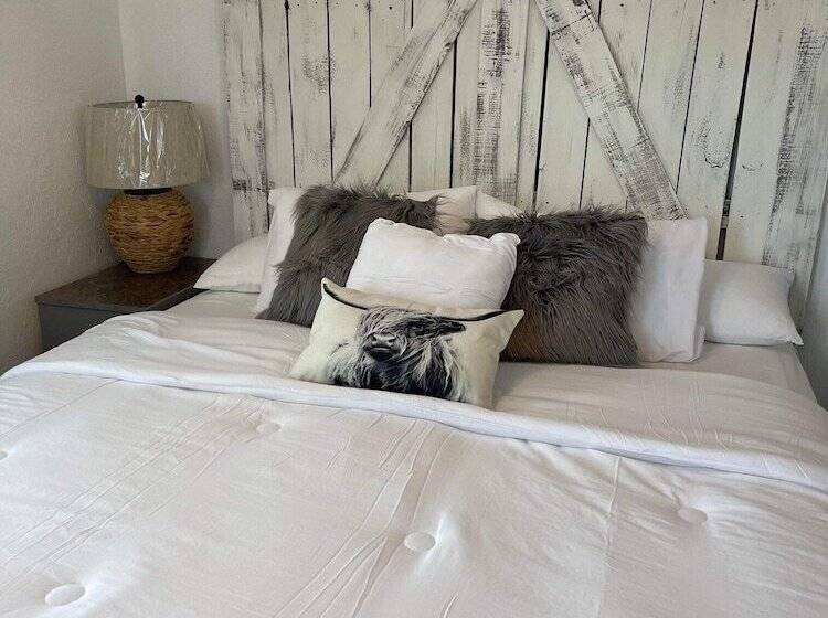 فندق على الطريق Westport Inn