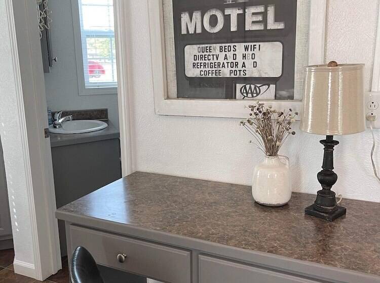 فندق على الطريق Westport Inn