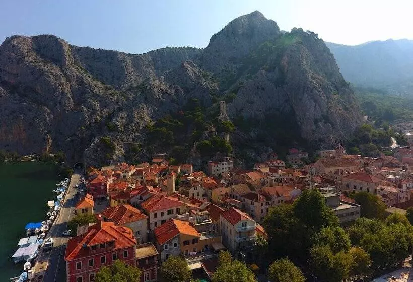 Majatalo Inn By The River