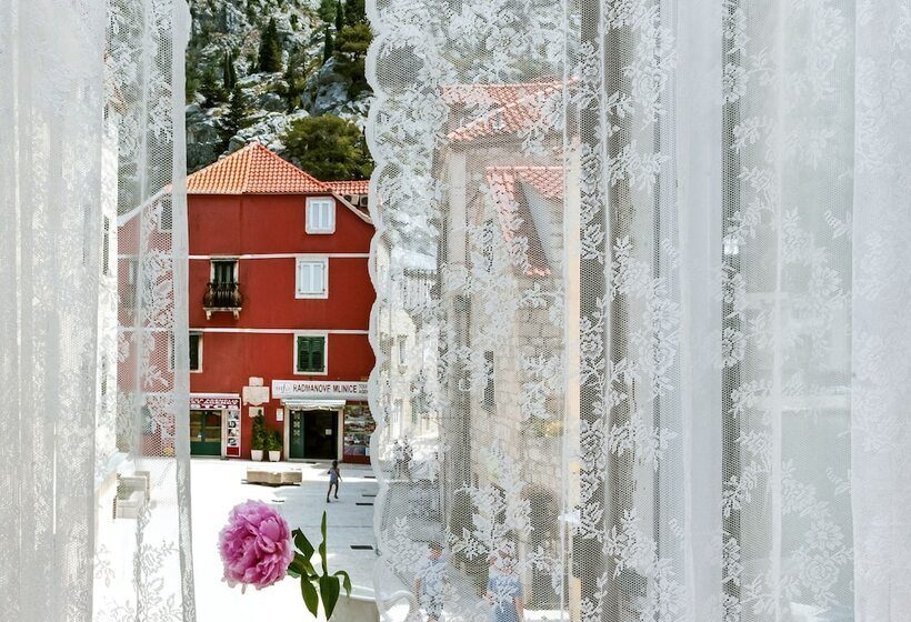 Pensió Inn By The River