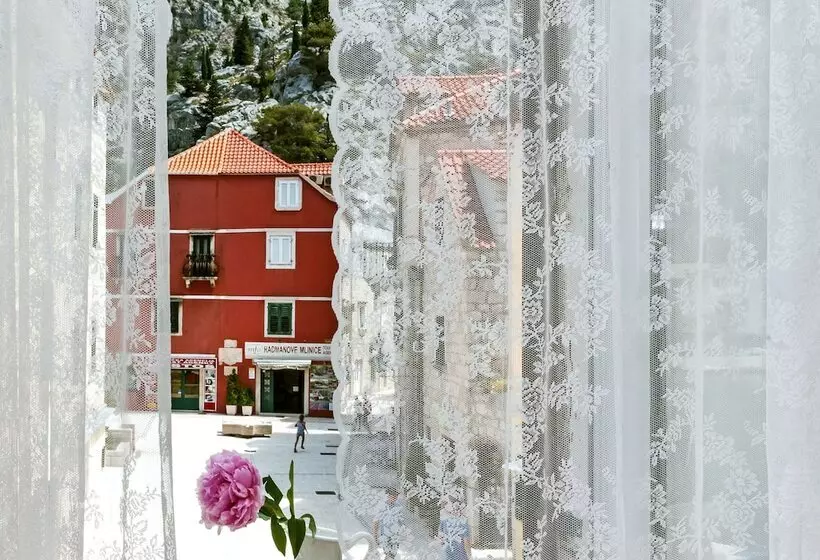 Majatalo Inn By The River