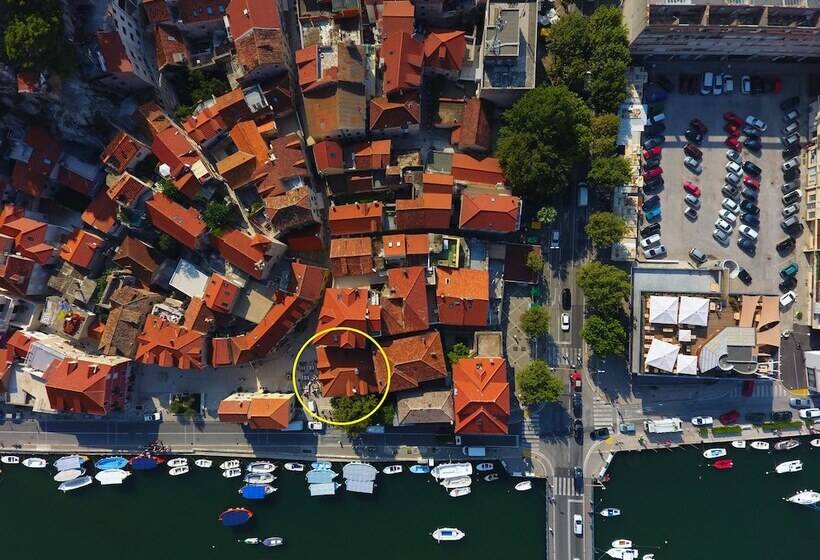 Pensió Inn By The River