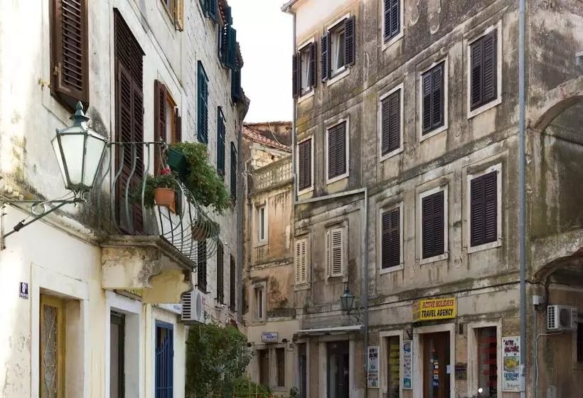 Majatalo Inn By The River