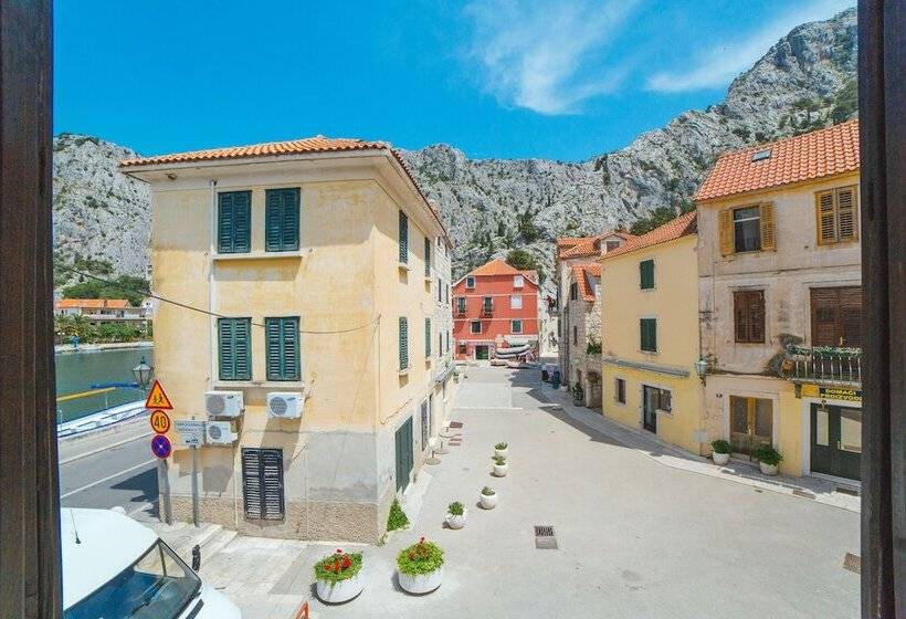 Pensió Inn By The River