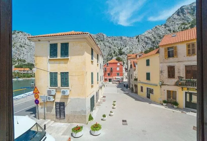 Majatalo Inn By The River