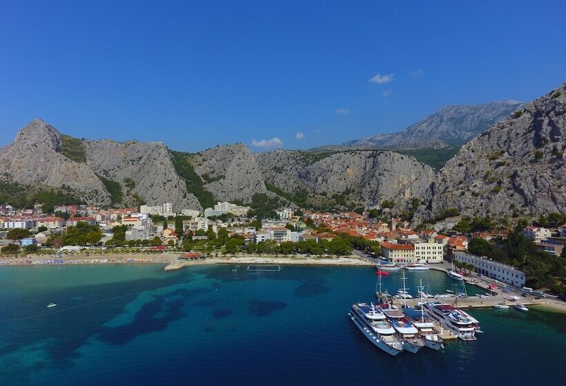 Pensió Inn By The River