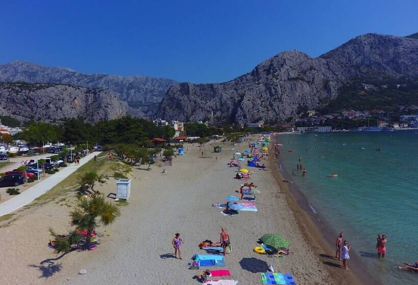 Pensió Inn By The River