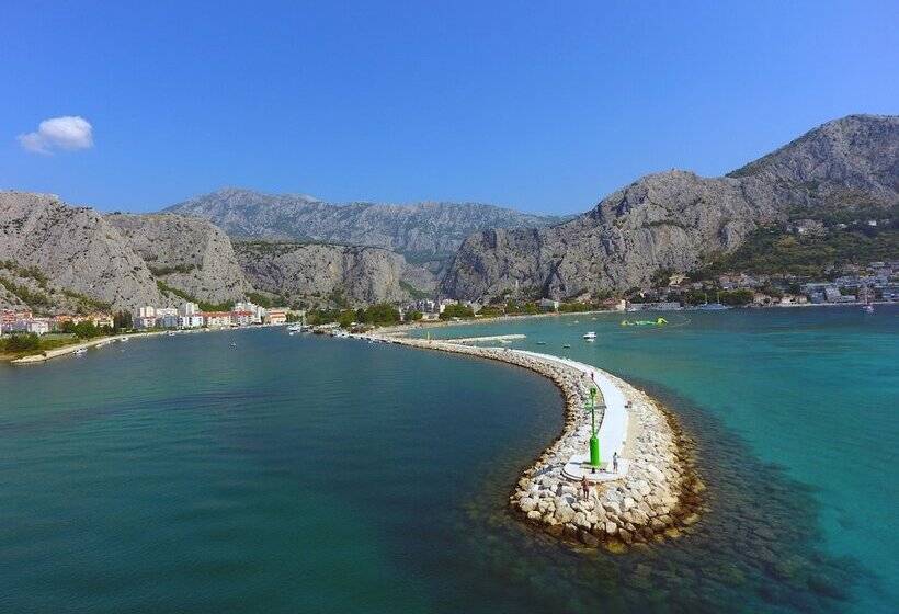 Pensió Inn By The River