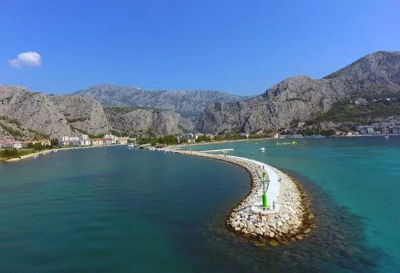 Majatalo Inn By The River