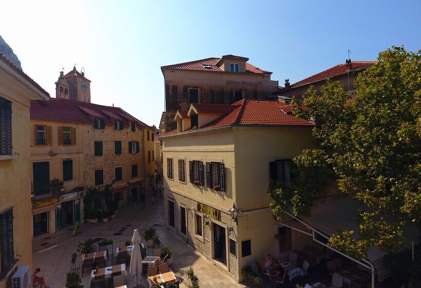 Pensió Inn By The River