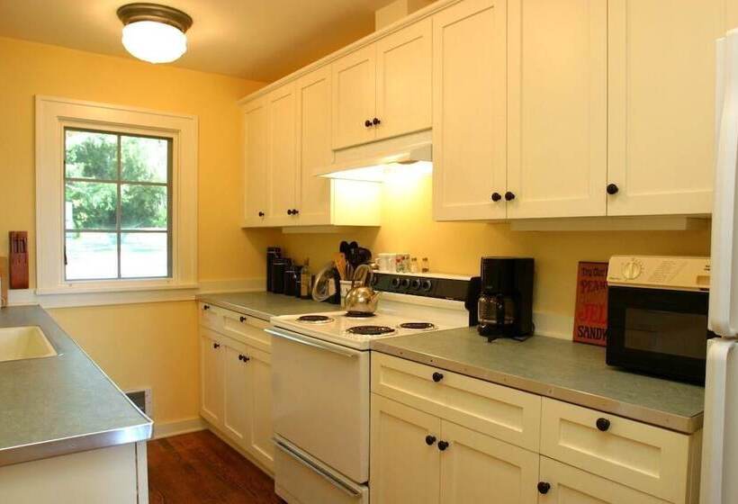 Smugglers Lagoon Beach Cottage