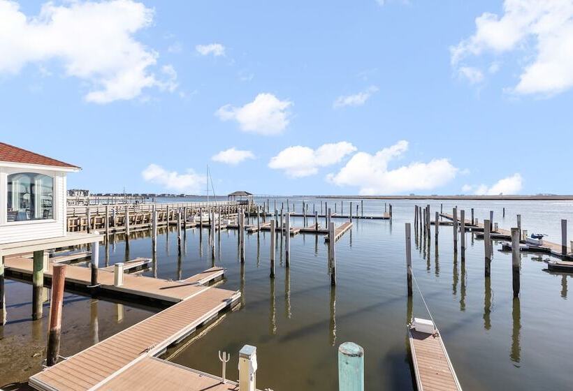 Hotel Tavern On The Bay Resort