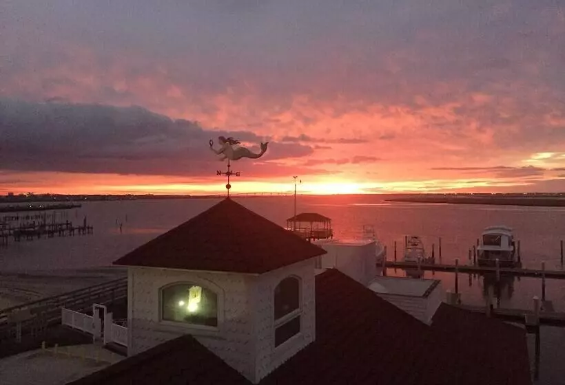 Hotelli Tavern On The Bay Resort