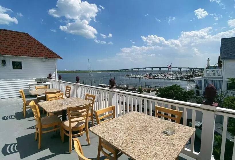 Hotelli Tavern On The Bay Resort