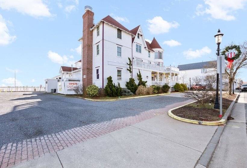 Hotel Tavern On The Bay Resort