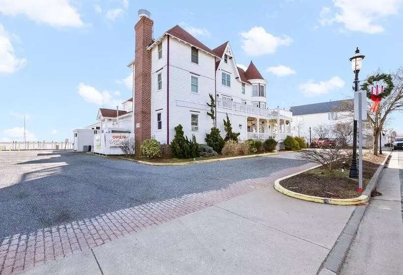 Hotelli Tavern On The Bay Resort