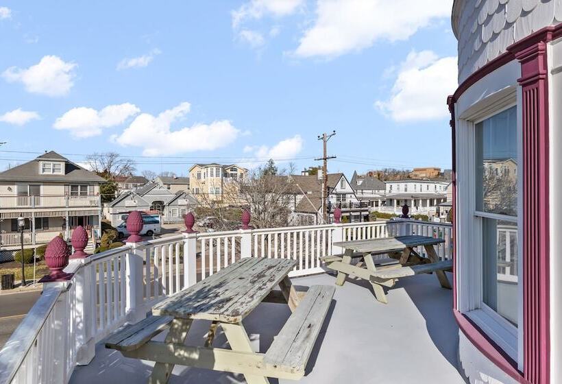 Hotel Tavern On The Bay Resort