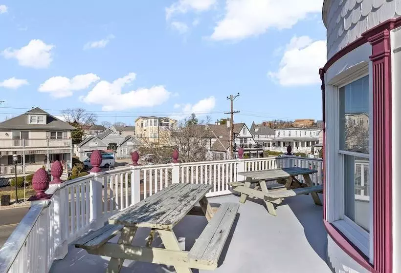 Hotelli Tavern On The Bay Resort