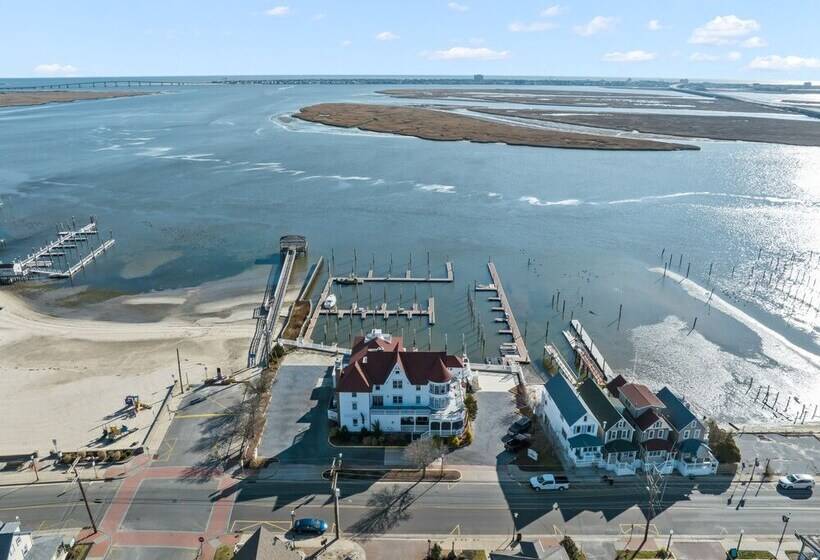 Hotel Tavern On The Bay Resort