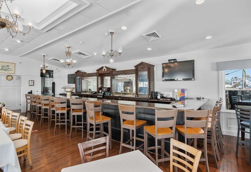 Hotel Tavern On The Bay Resort