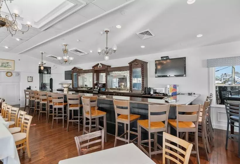 Hotelli Tavern On The Bay Resort