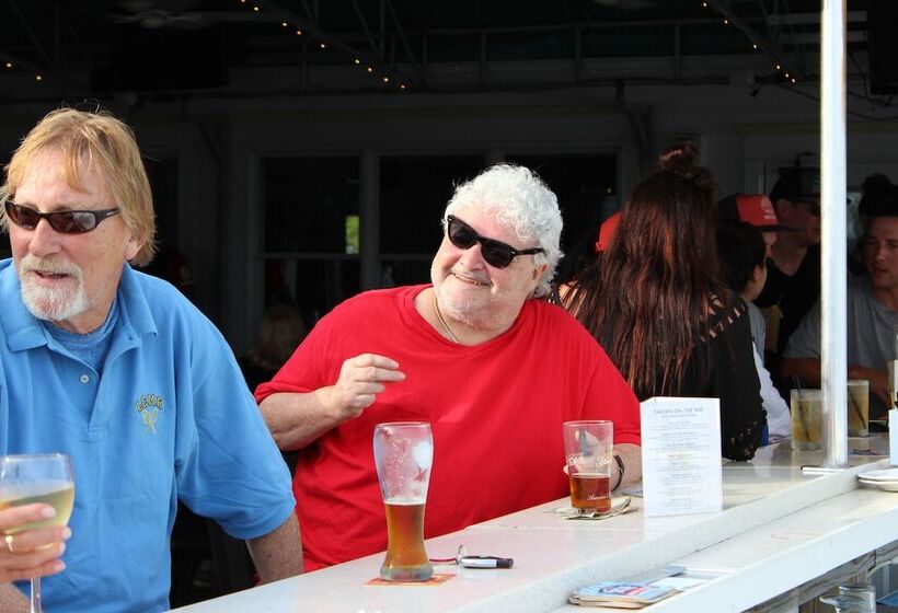 Hotel Tavern On The Bay Resort