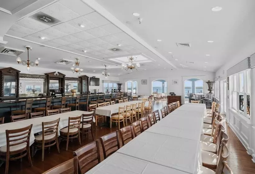 Hotelli Tavern On The Bay Resort