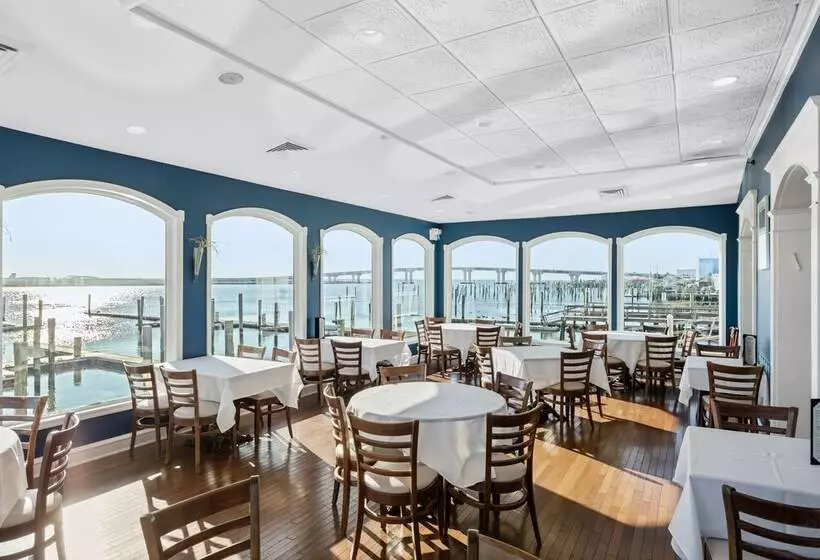 Hotelli Tavern On The Bay Resort