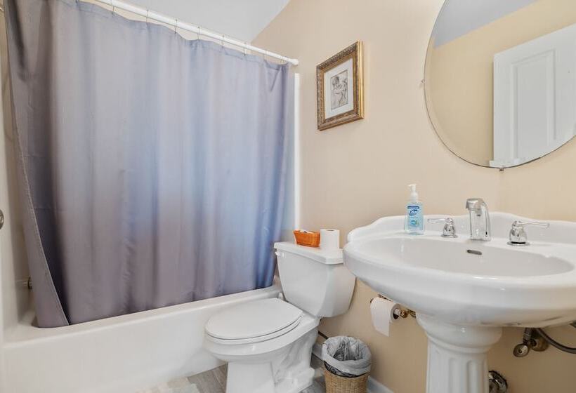 Hotel Tavern On The Bay Resort