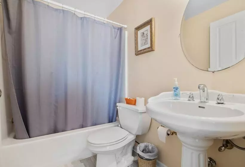 Hotelli Tavern On The Bay Resort