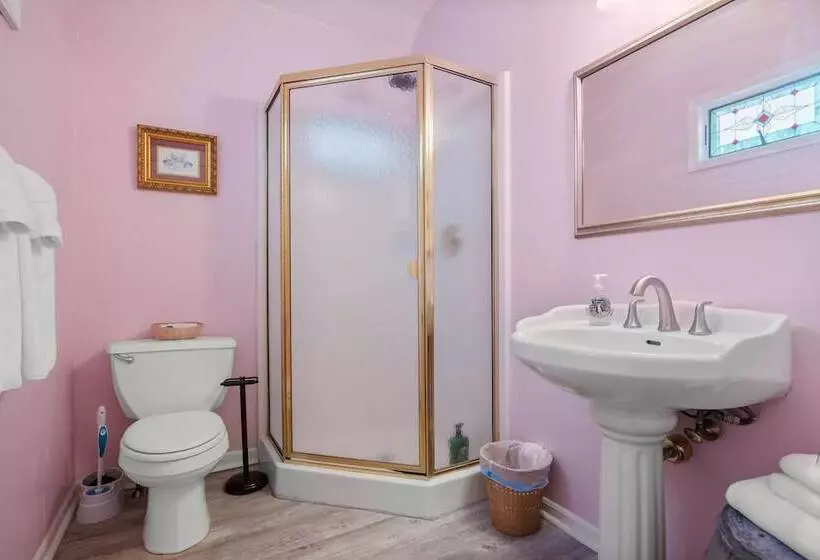 Hotelli Tavern On The Bay Resort