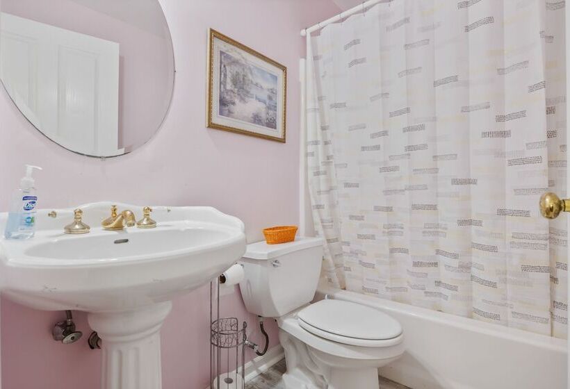 Hotel Tavern On The Bay Resort