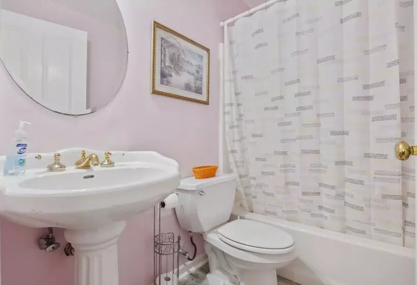 Hotelli Tavern On The Bay Resort