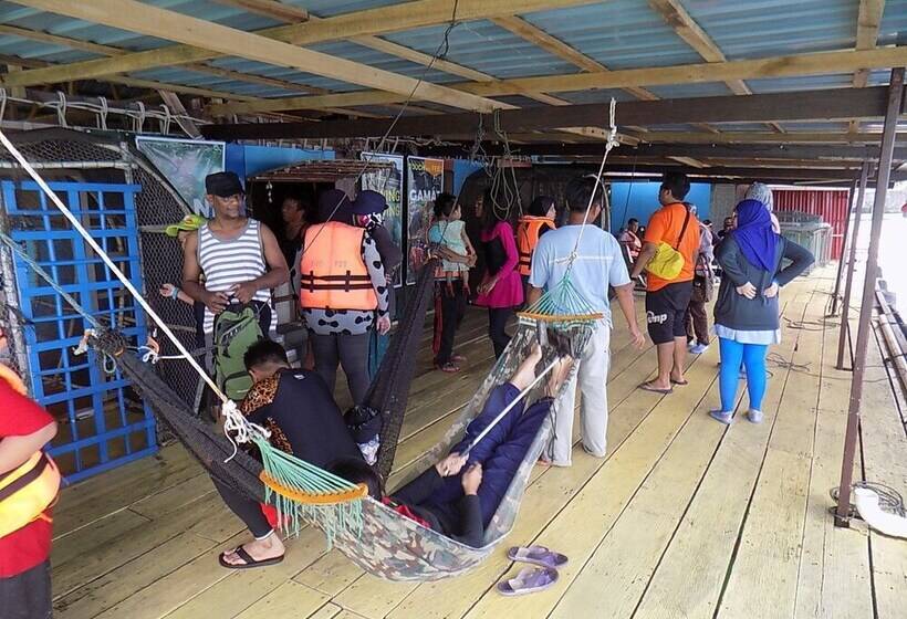 بنسيون Terapung Hotel & Fish Garden