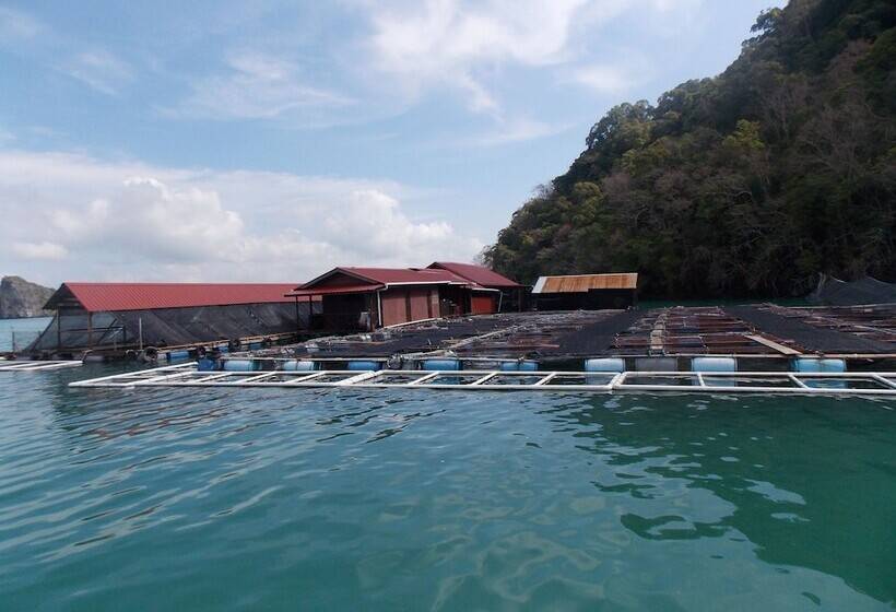 بنسيون Terapung Hotel & Fish Garden