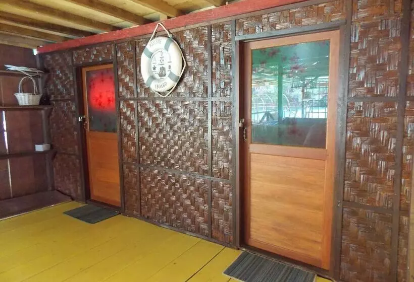 ペンション Terapung Hotel & Fish Garden