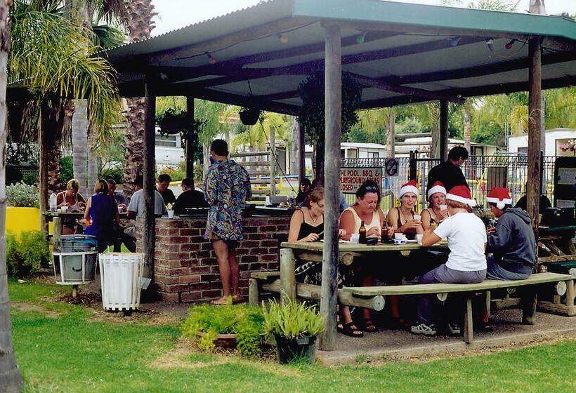 Batemans Bay Holiday Park & Hostel