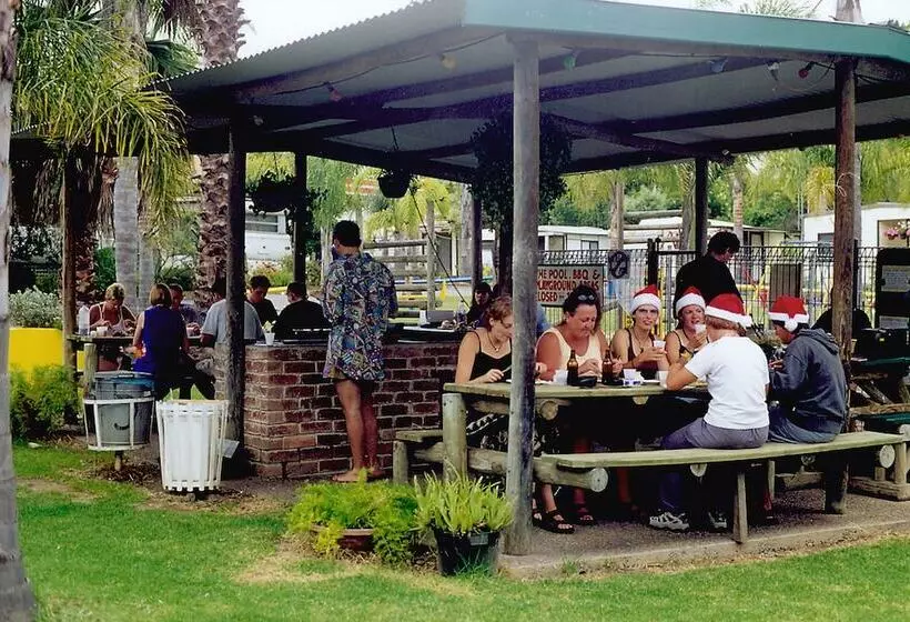 Batemans Bay Holiday Park & Hostel