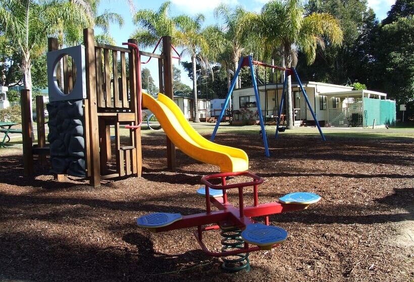 Batemans Bay Holiday Park & Hostel