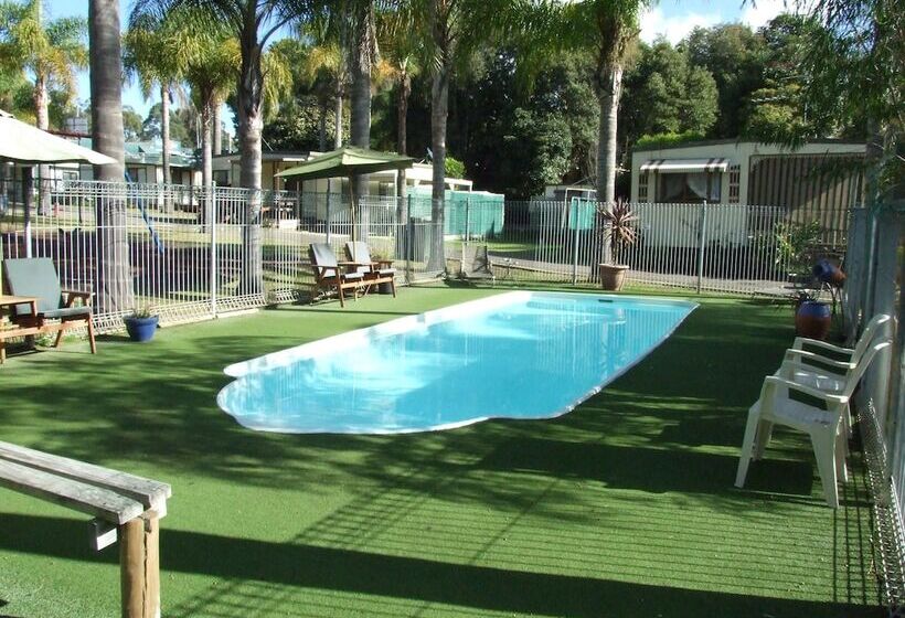 Batemans Bay Holiday Park & Hostel