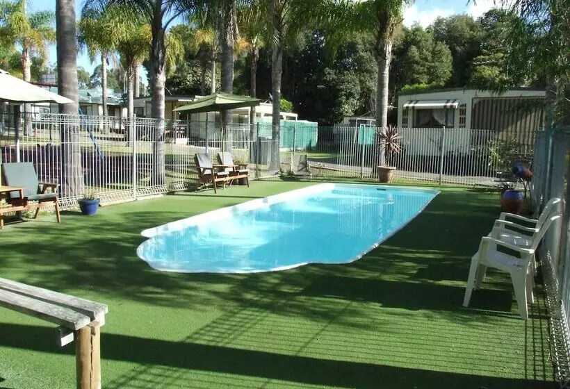 Batemans Bay Holiday Park & Hostel