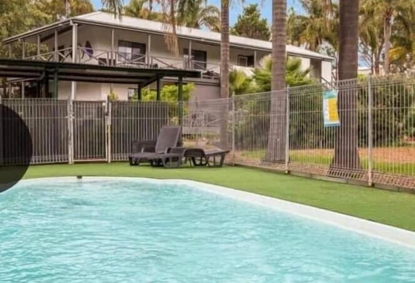 Batemans Bay Holiday Park & Hostel