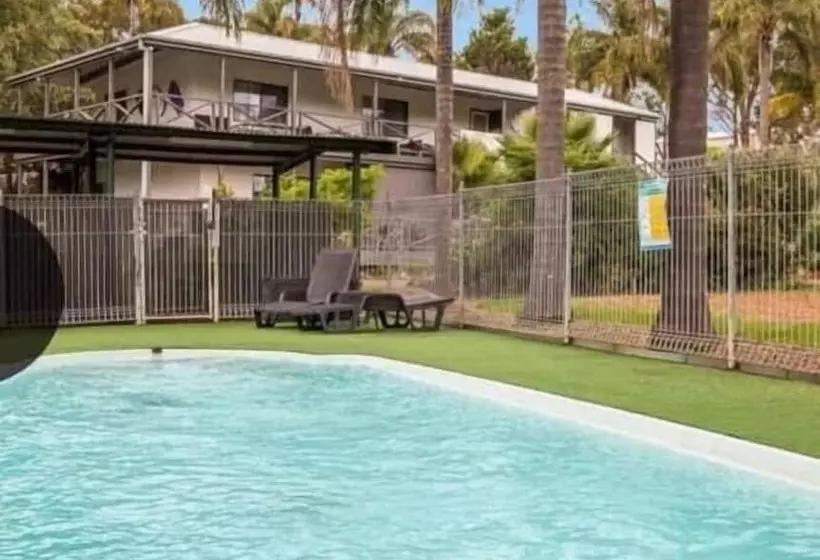 Batemans Bay Holiday Park & Hostel