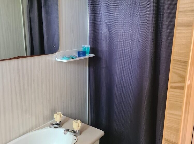 Batemans Bay Holiday Park & Hostel