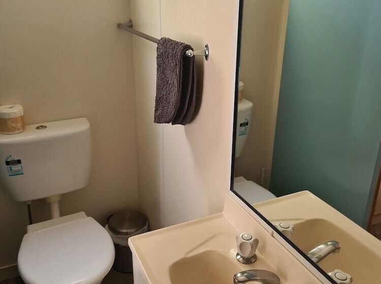 Batemans Bay Holiday Park & Hostel