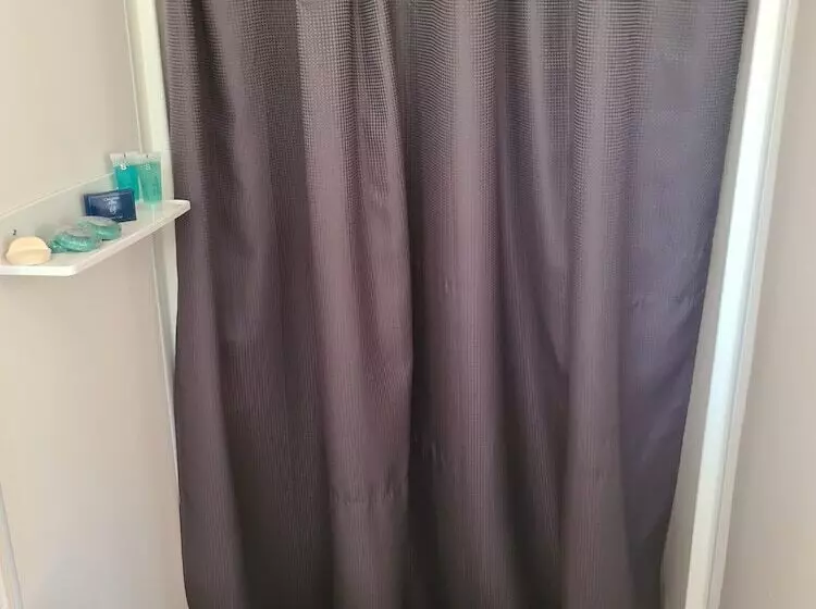 Batemans Bay Holiday Park & Hostel