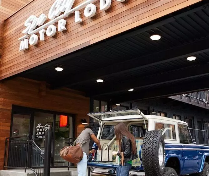 Hotelli Bluebird Spa City Motor Lodge